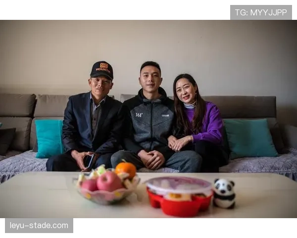 朋友群里突然有人发徐灿家图，训练手套和那块名表同躺沙发，差距感把我笑懵了