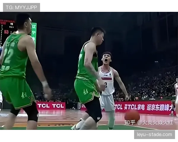 接触犯规判罚标准到底哪里容易被误解？专家教你看规则