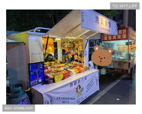 看到娜奥米·大阪拎着夜市泡面，肩头那只天价包比我房租还亮